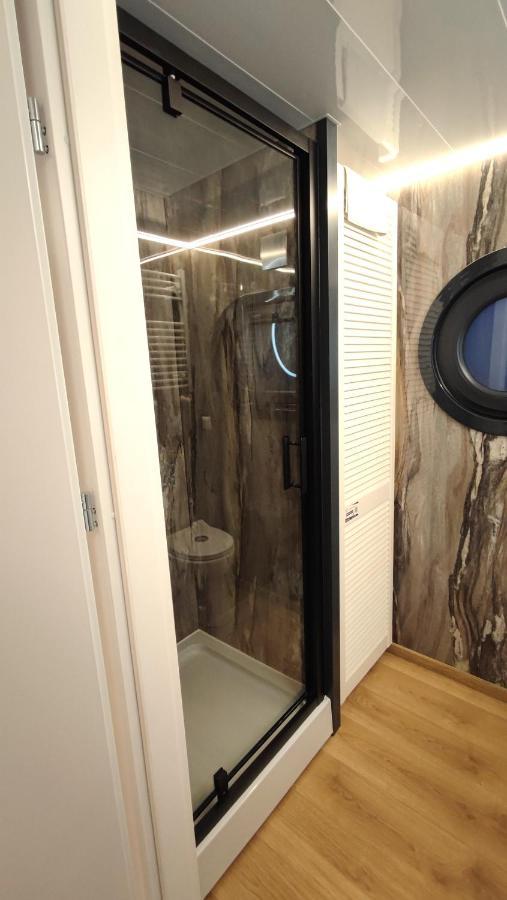 Houseboat Water King Apartament Plywajacy Dom Na Wodzie, 7 Os Wroclaw Bagian luar foto