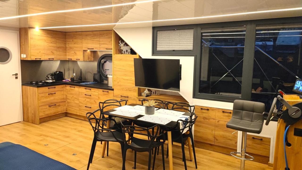 Houseboat Water King Apartament Plywajacy Dom Na Wodzie, 7 Os Wroclaw Bagian luar foto